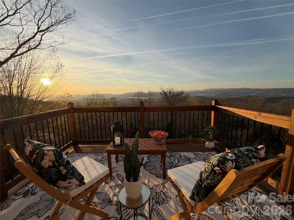 301 Forge Crest Dr, Mills River, NC 28759