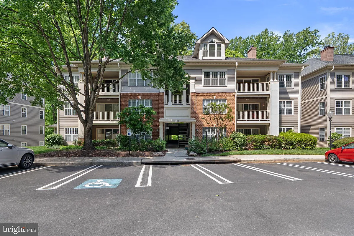 Building Photo - 111 Timberbrook Ln #304