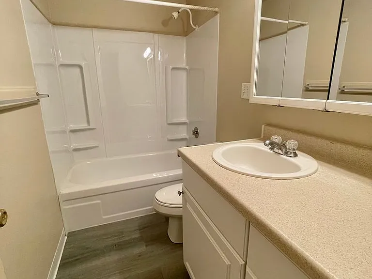 Spacious unit nestled across from Bitterlake Park & Lake, walk to shops and stores! — Photo 10