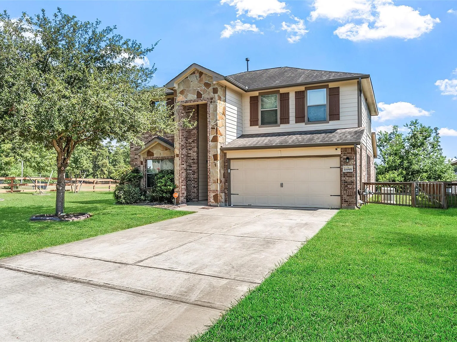 4 bed, 2.5 bath, 2341 sqft, $3,000 — Photo 2