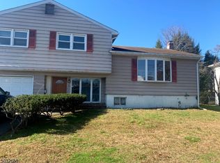 24 Hill Ct W, Pompton Lakes, NJ 07442