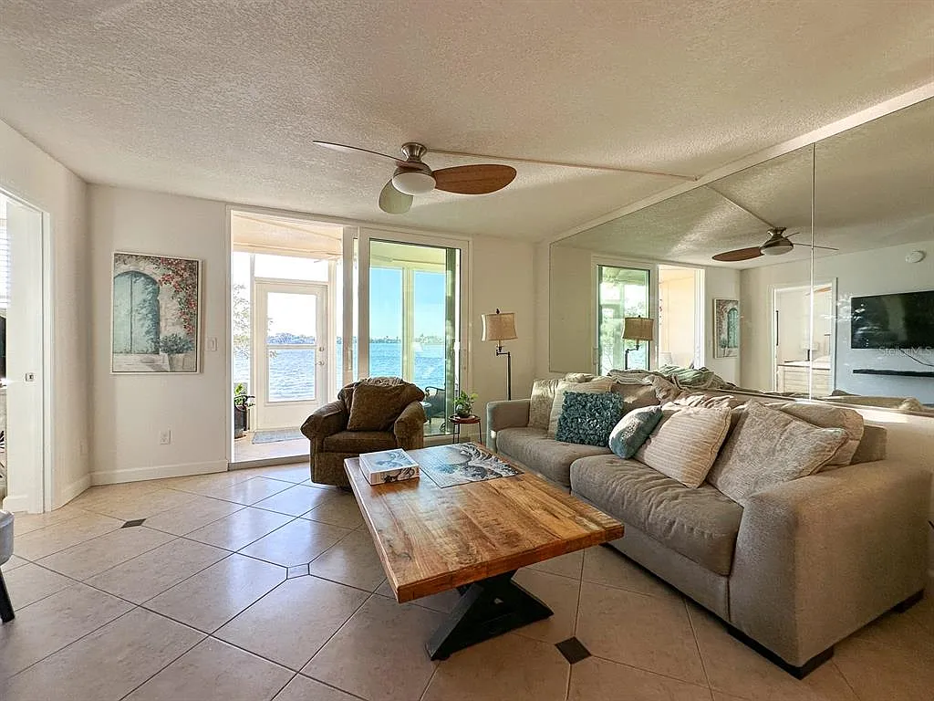 2 bed, 2.0 bath, 1045 sqft, $2,700 — Photo 3