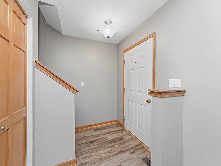 690 Lincoln Station Dr — Photo 13