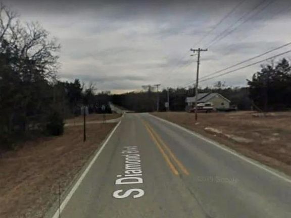 5th image of 32-33 W Somonauk Dr