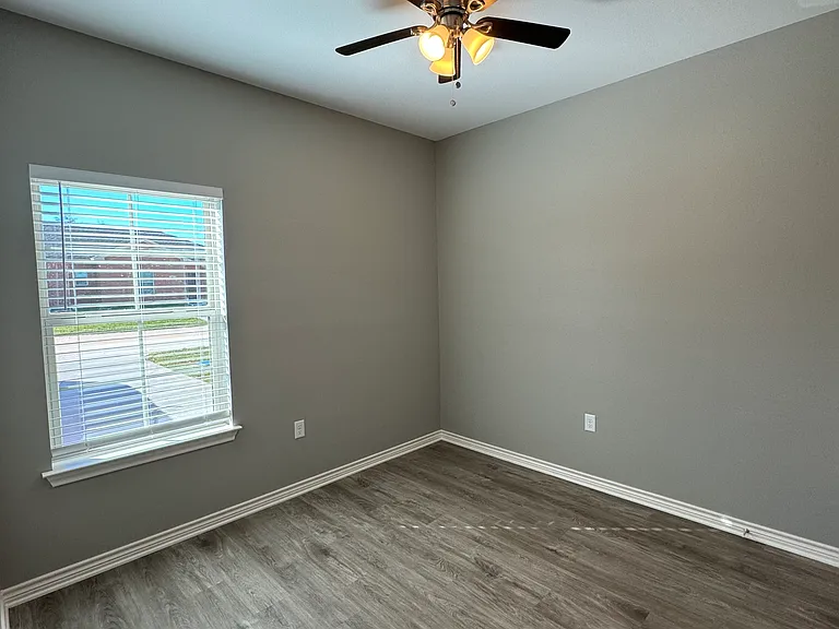 572 Ivy Ln — Photo 10