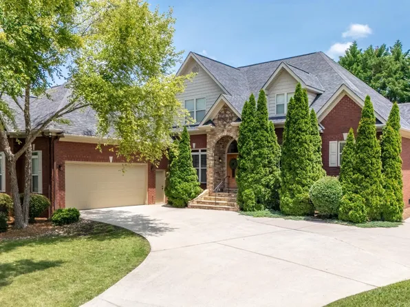 1746 Burnside Dr, Maryville, TN 37801