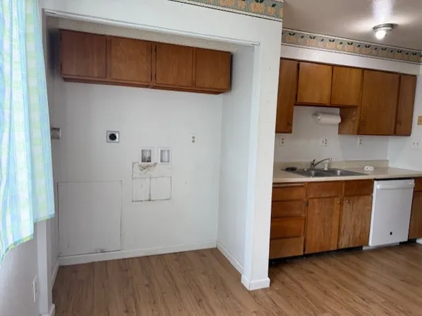 319 N 7th St #1, Thermopolis, WY 82443