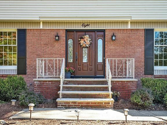 3rd image of 8 Cedar Ln