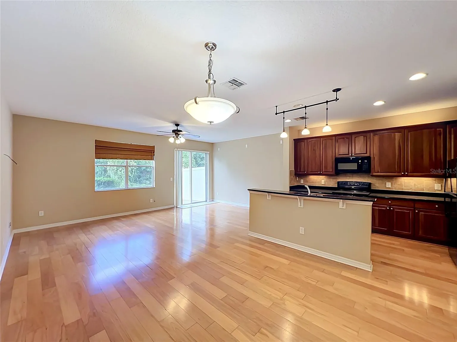 3 bed, 1777 sqft, $2,450 — Photo 3