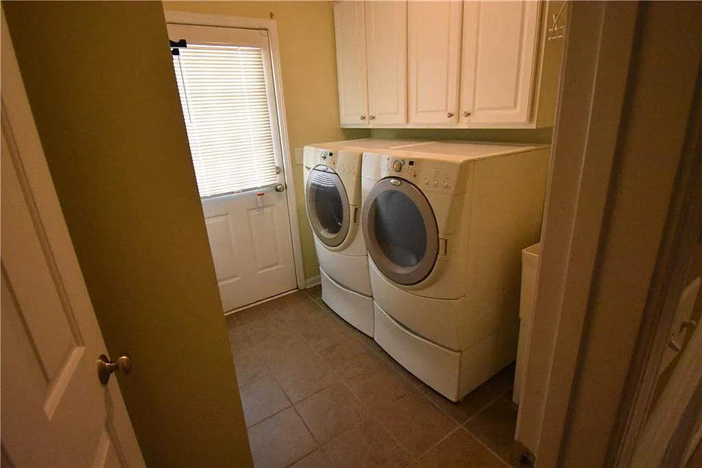 4 bed, 2.5 bath, 1722 sqft, $2,400 — Photo 4