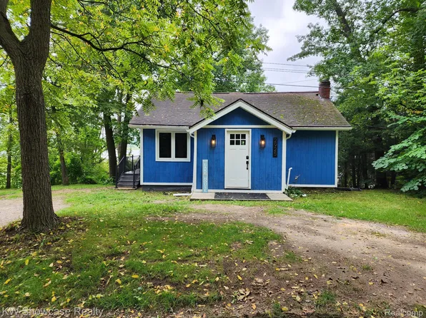 2925 Park Dr, Milford, MI 48380