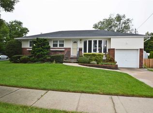 31 Martin Pl, Syosset, NY 11791