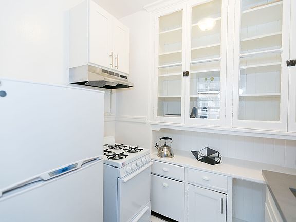 4th image of 698 Bush St APT 200