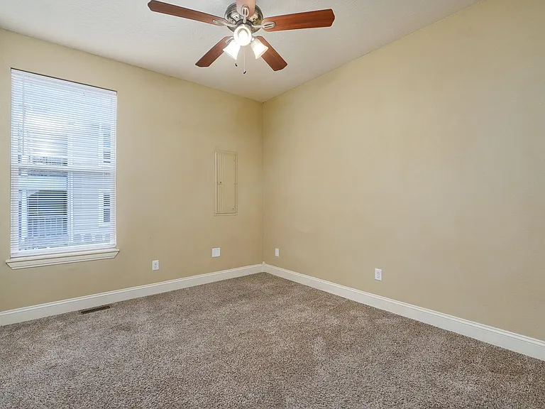 1040 E Walnut St — Photo 24