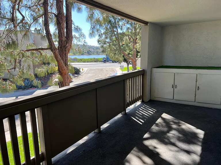 Huge airy deck with view of protected wetland Famousa Slough, stopover site for migratory birds.