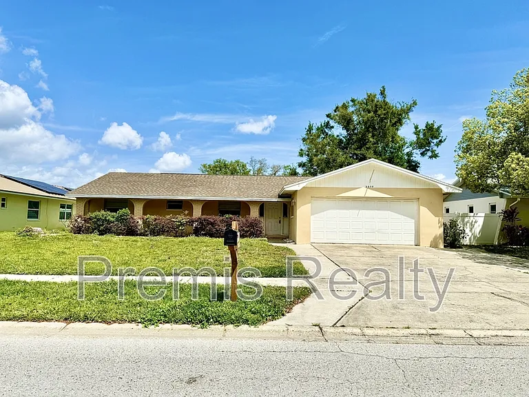 2238 Colonial Dr — Photo 2