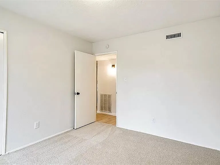 7302 Hedge Dr — Photo 5