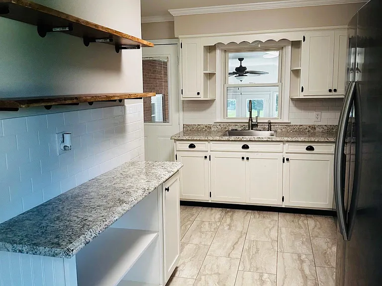 114 Logan Ave — Photo 2