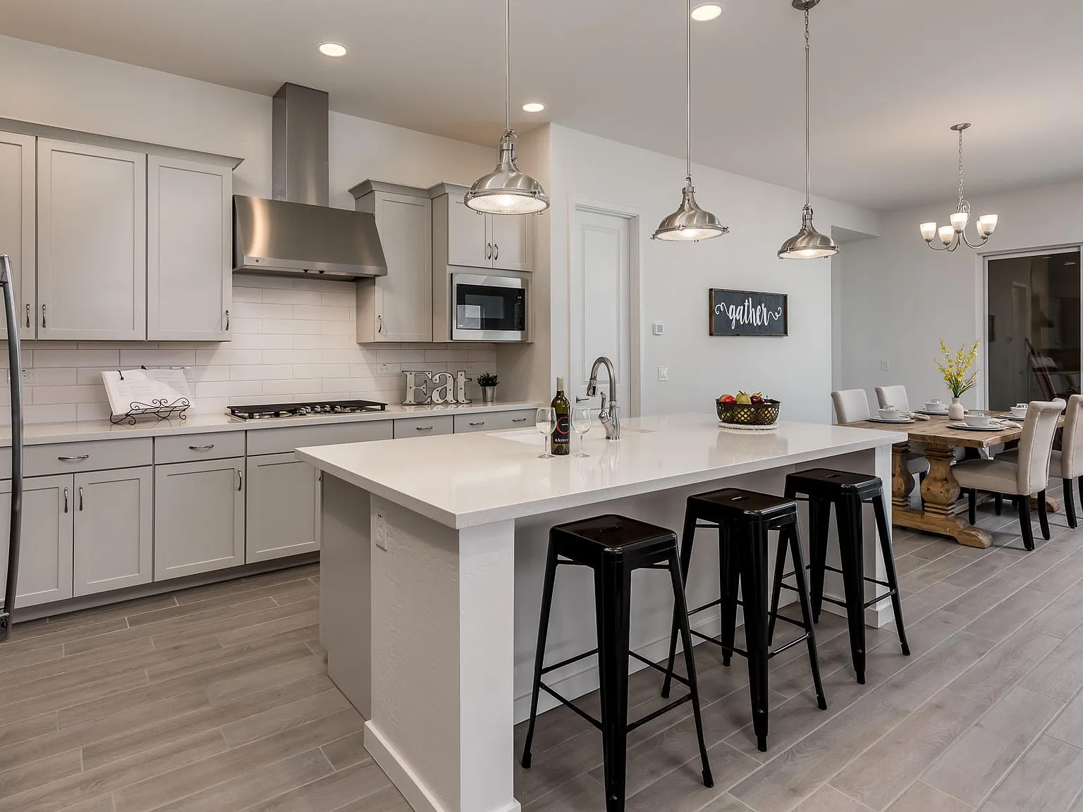 3 bed, 2.5 bath, 2076 sqft, $3,000 — Photo 2