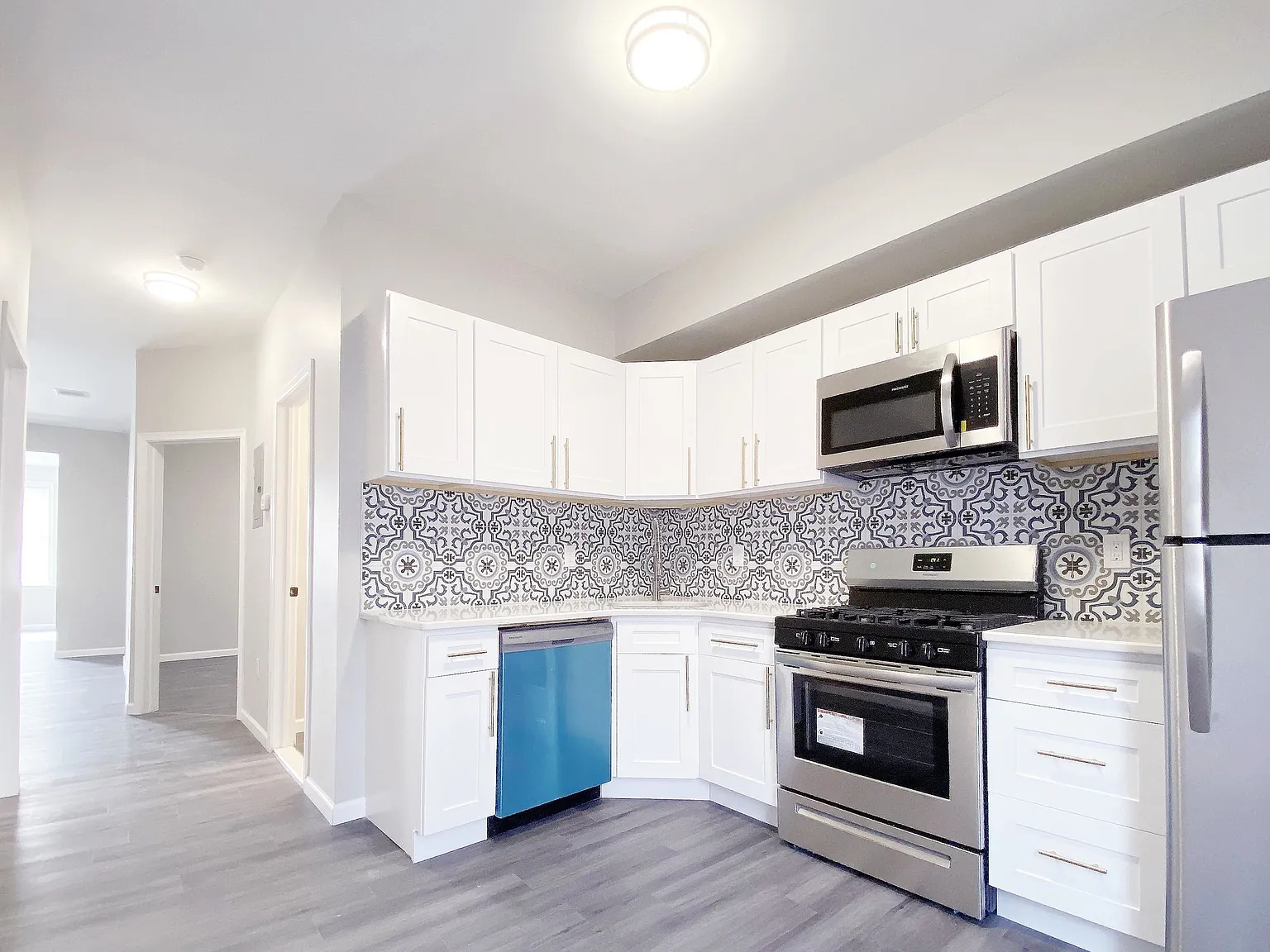 4 bed, 2.0 bath, 1500 sqft, $3,100 — Photo 2
