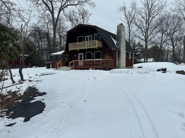 220 Saturn Dr, Bushkill, PA 18324