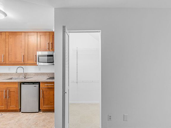 3rd image of 1812 Westholme Ave #3
