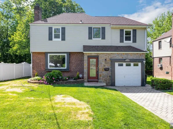 1076 Julia St, Teaneck, NJ 07666