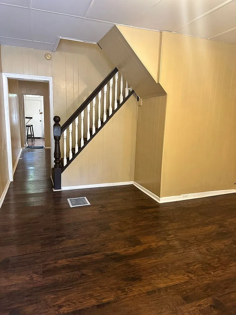 Spacious Home for Rent! W/D Hook-Up! Available Now! — Photo 2