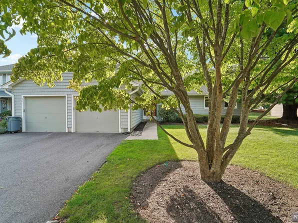 32 Erskine Ct, Mahwah, NJ 07430