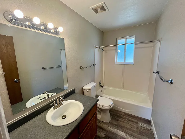 ** Move in Special** Spacious 3 bedroom, 1 bath Lakewood duplex with fenced in backyard available! — Photo 8