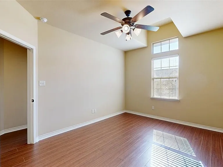 3007 Towers Pkwy — Photo 24