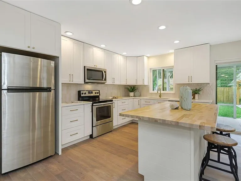 245 Grove Cir N — Photo 12