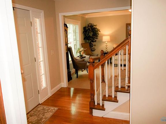 3rd image of 370 Valley Ln
