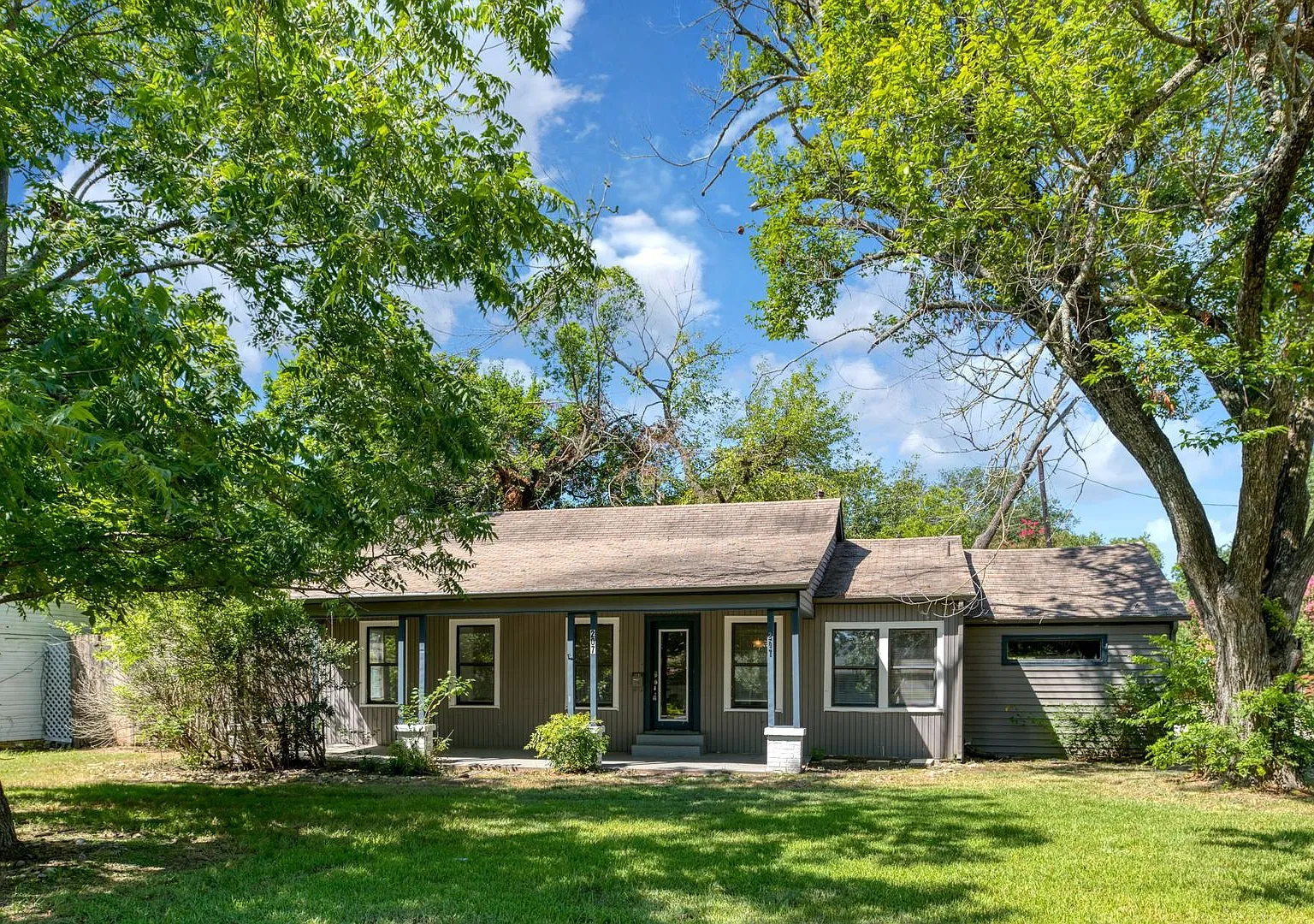 Beautiful 3 Bedroom, 1 Bathroom Gem In Terrell Available Now! — Photo 1