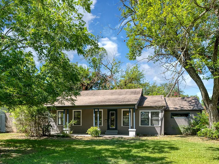 207 Hackberry St — Photo 1