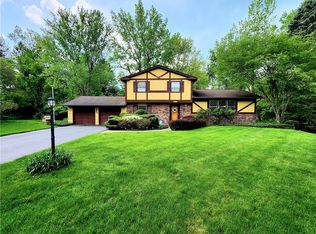 36 Rollingwood Dr, Pittsford, NY 14534