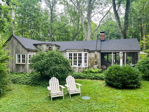 1633 Walker Rd, Fennville, MI 49408