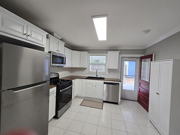 3rd image of 2801 Oak St