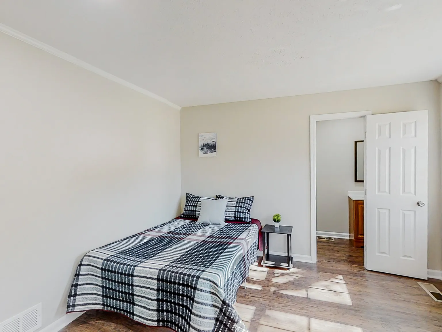 4 bed, 4.0 bath, 1950 sqft, $1,044 — Photo 1