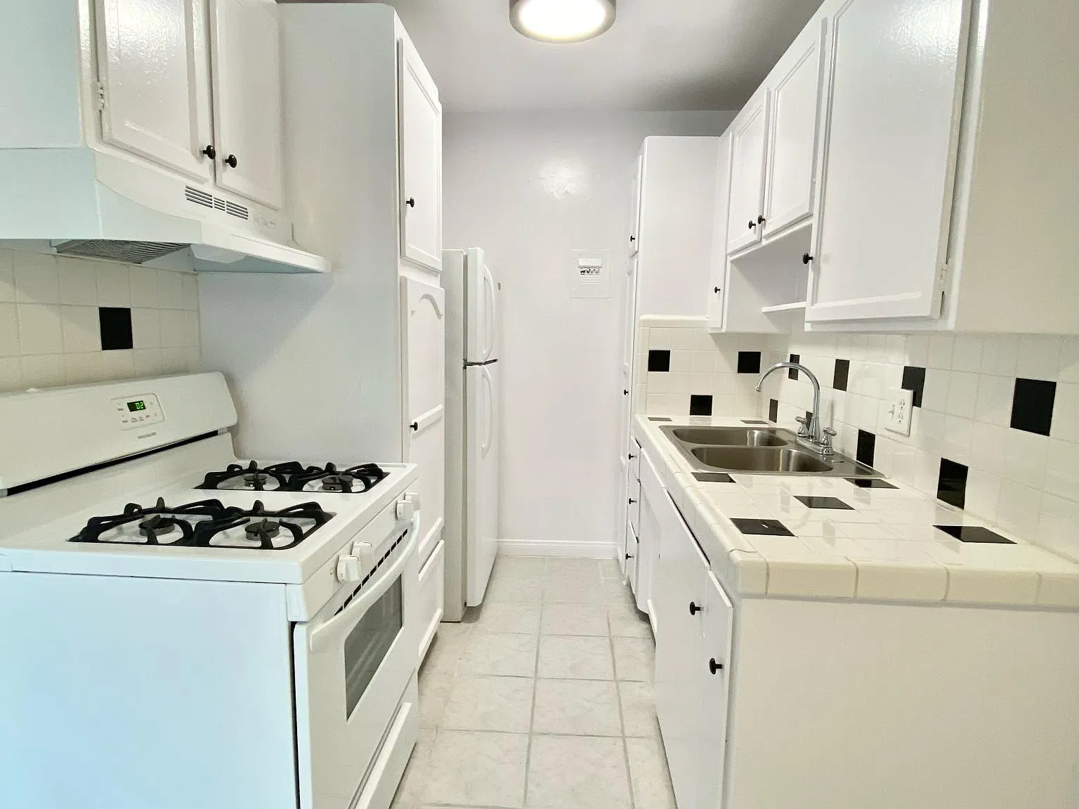 1427 N Gardner St — Photo 4