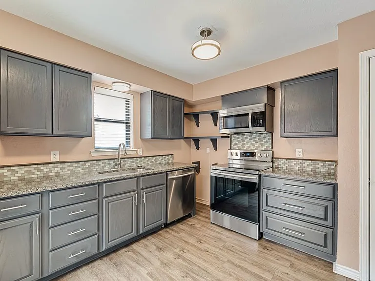 2203 Salem Dr — Photo 8