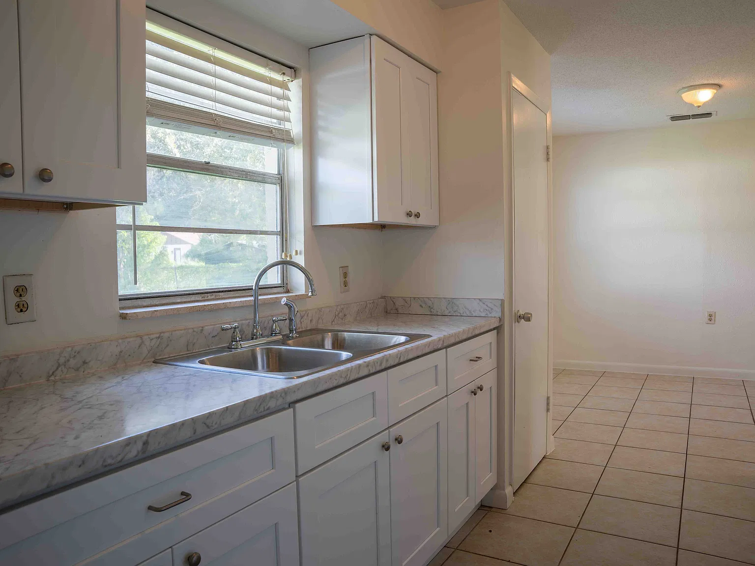 3 bed, 1.5 bath, 917 sqft, $1,950 — Photo 3