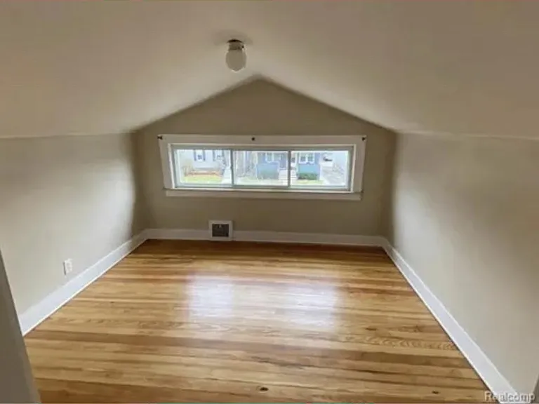 281 Ardmore Dr — Photo 3