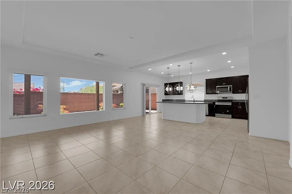 4 bed, 3.5 bath, 2643 sqft, $2,800 — Photo 3