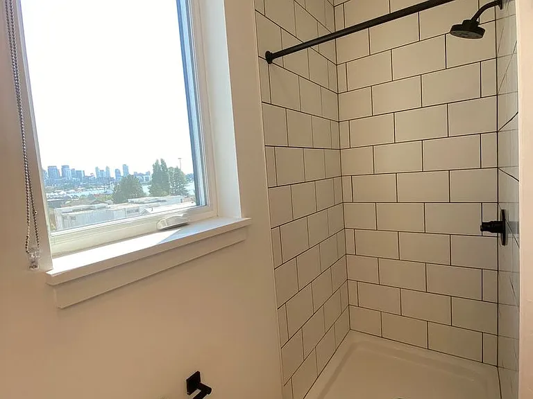 Welcome to Lakeview! - Live in Luxury & Style in the heart of Eastlake — Photo 21