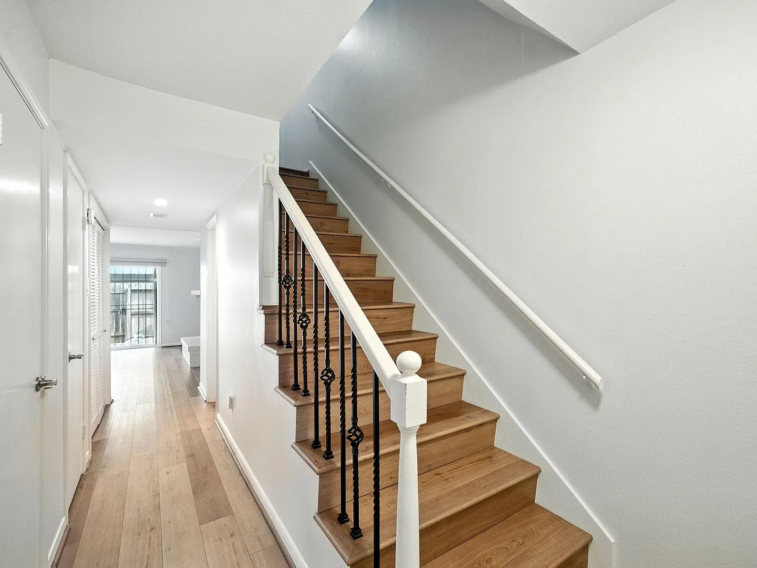 2 bed, 2.5 bath, 1416 sqft, $2,000 — Photo 2