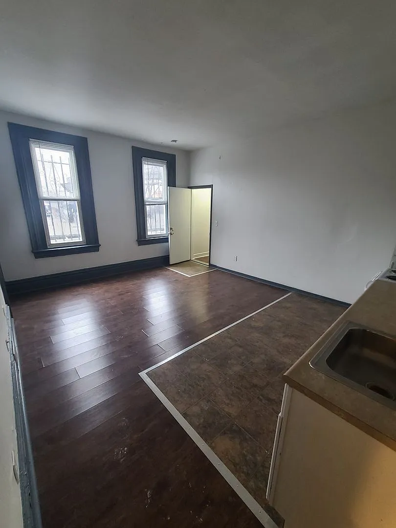 4523 Centre Avenue — Photo 3