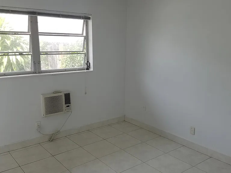 1408 NE 6th St — Photo 6