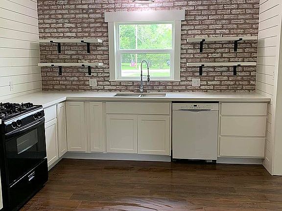 4th image of 806 Belton Ln