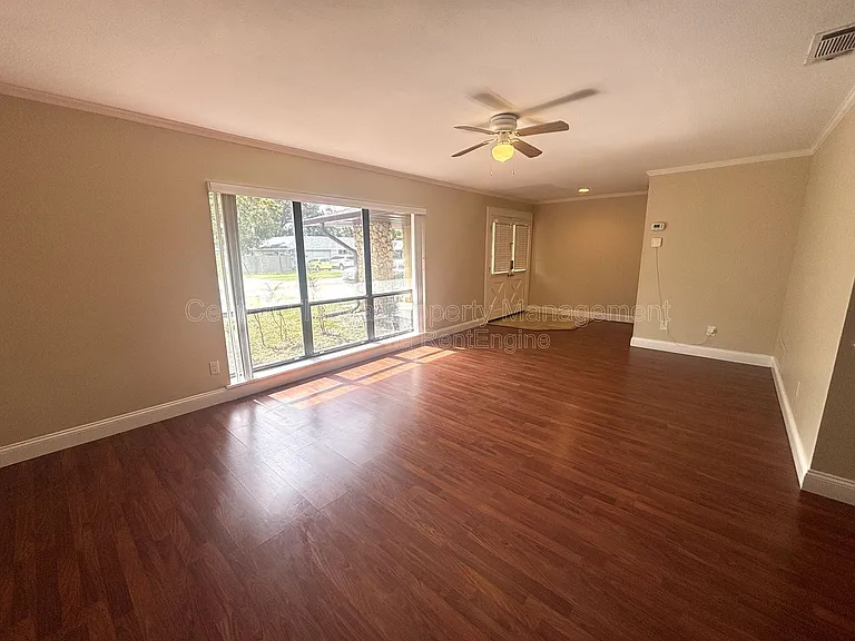 1009 Terry Dr — Photo 3